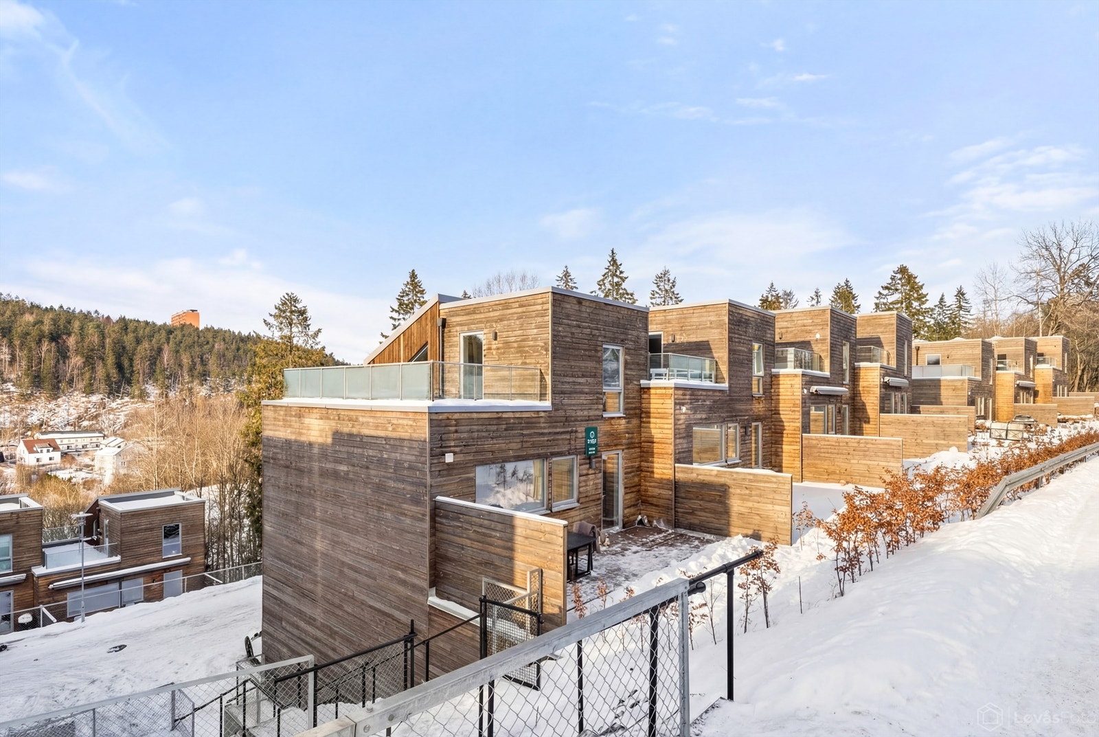 Boligen ligger i et etablert og familievennlig nabolag på Stenbråten. Galleribilde