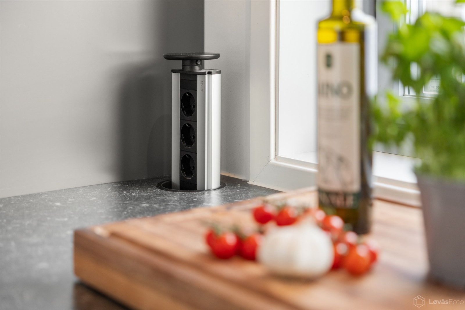 Smarte løsninger som nedfelte stikkontakter i benkeplaten. Galleribilde