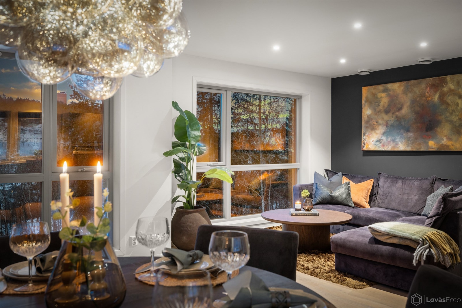 Den åpne løsningen skaper en fin flyt mellom spiseplass og stue. Galleribilde