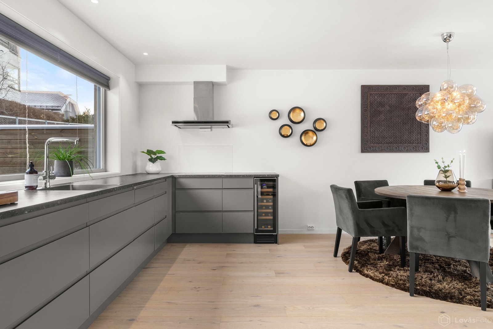 Kjøkkenet og stuen utgjør et sosialt og funksjonelt allrom. Galleribilde