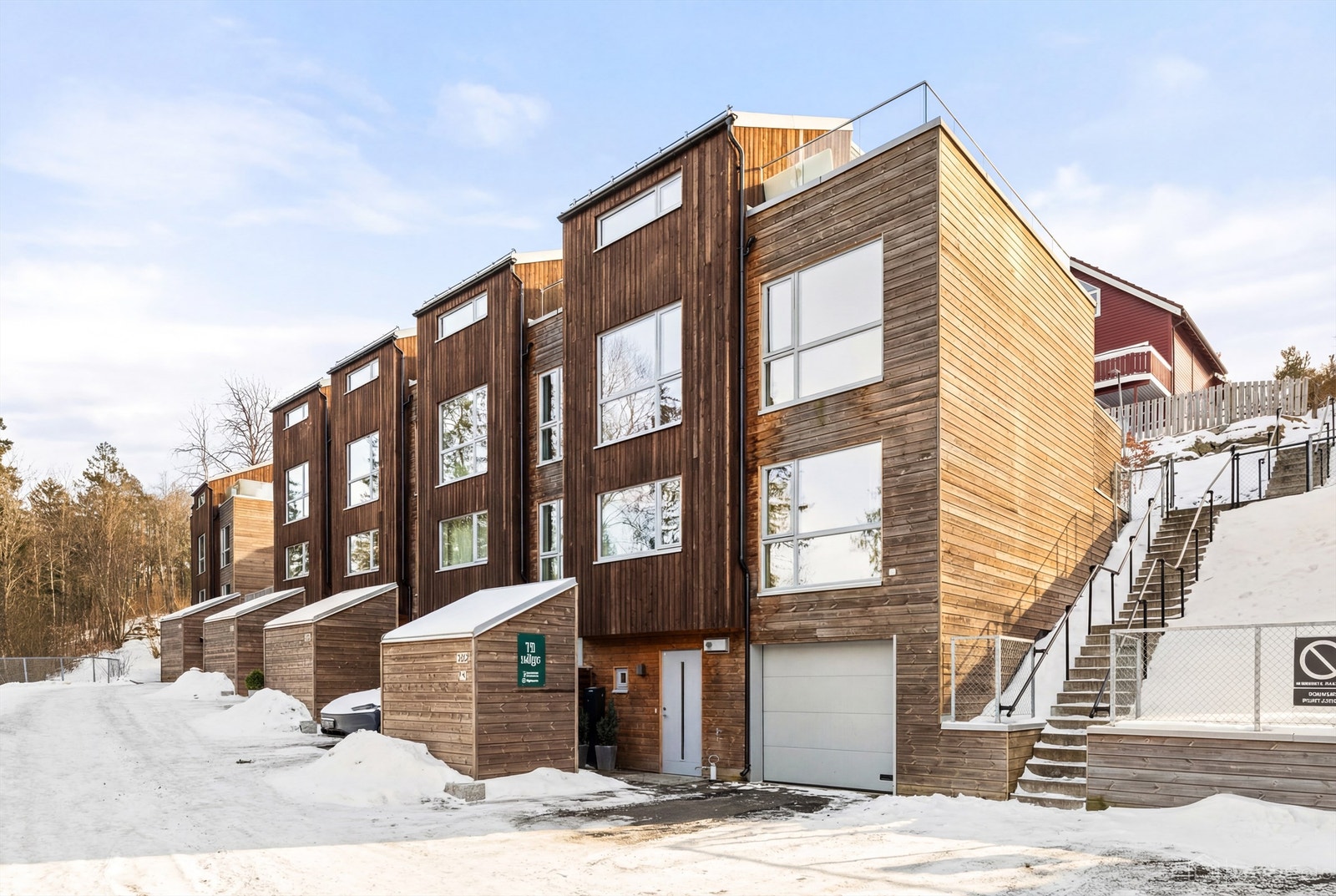 Fasader er utført i trepanel, som gir et varmt og naturlig uttrykk. Galleribilde