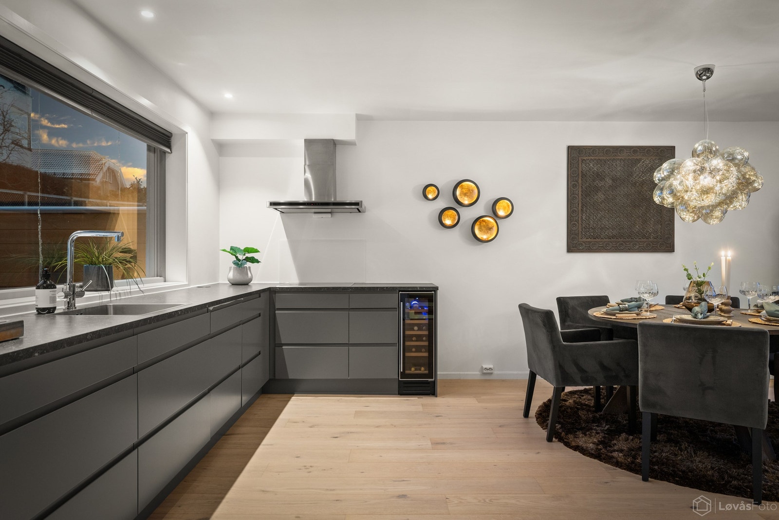 Moderne kjøkkeninnredning fra Huseby med slette fronter og laminat benkeplate. Galleribilde