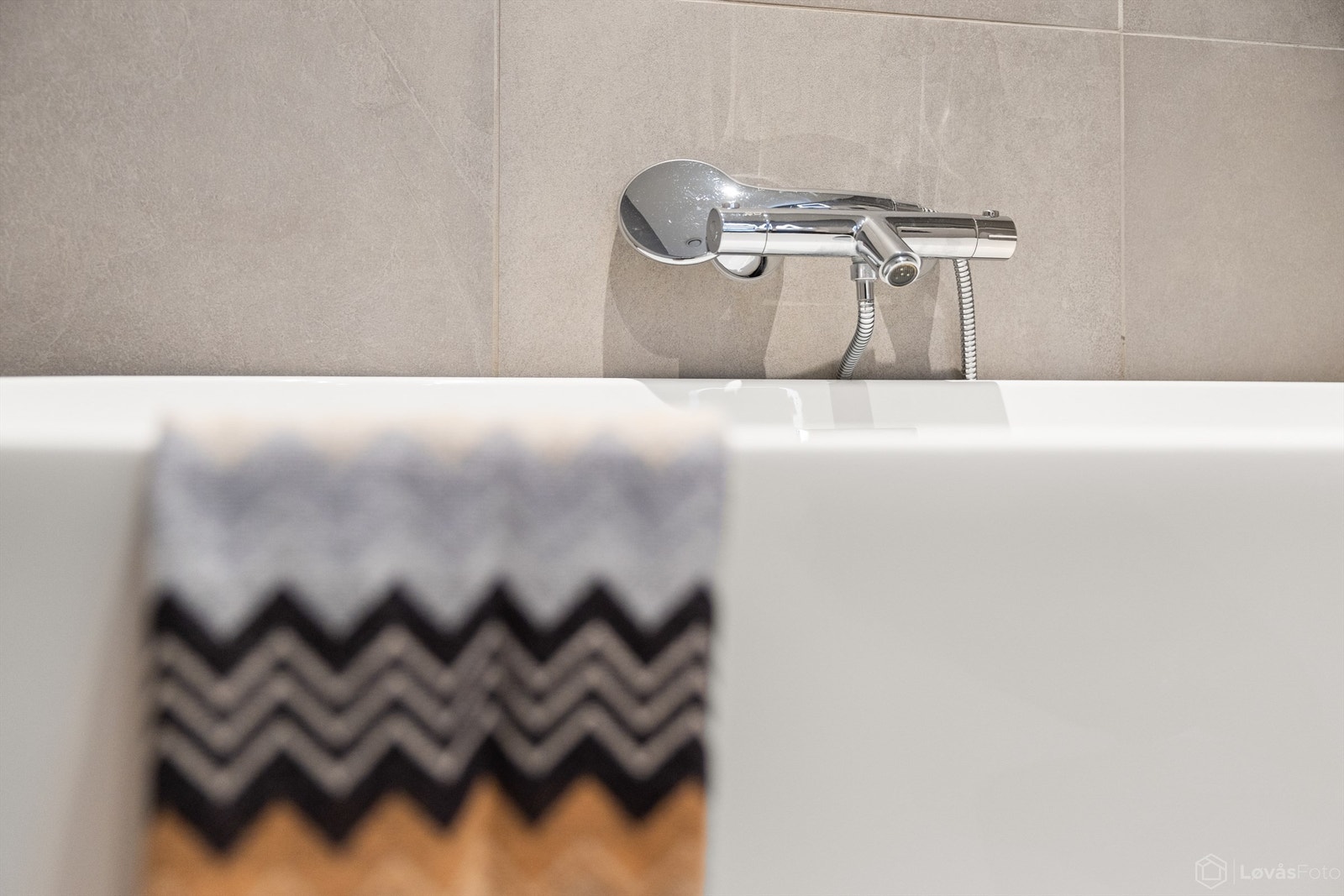 Et frittstående badekar med hånddusj gir en luksuriøs følelse. Galleribilde