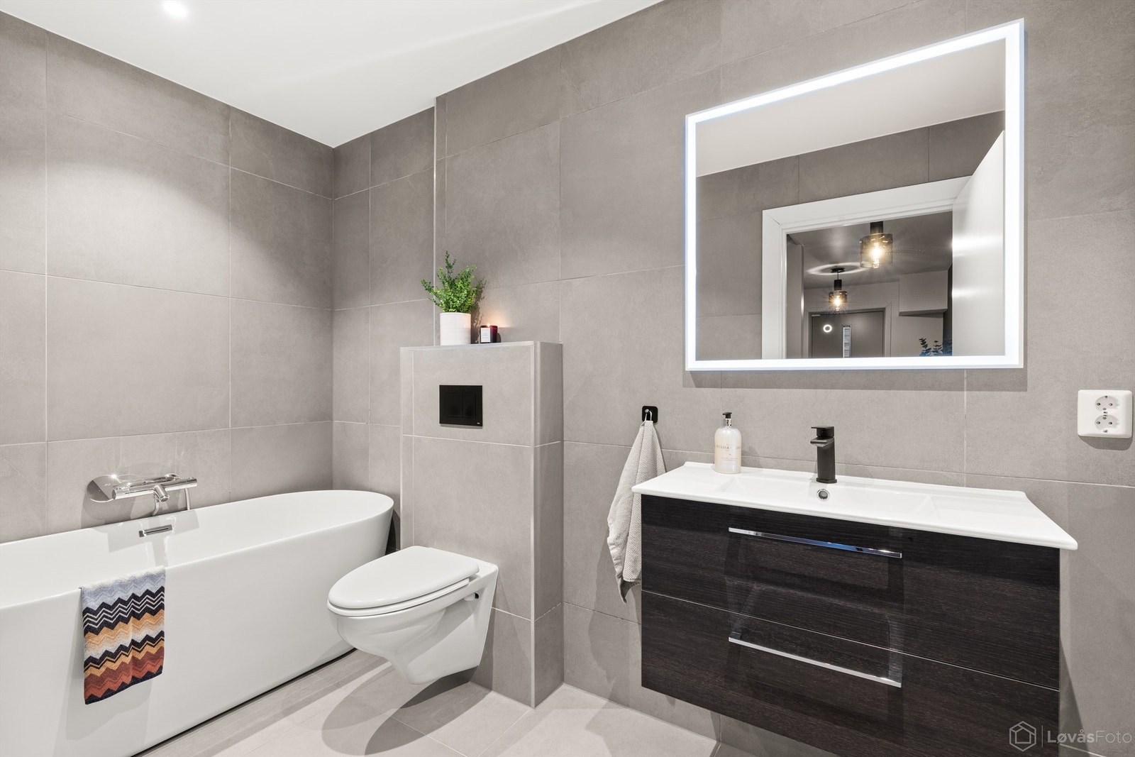 I denne etasjen ligger ett av boligens to delikate bad, innredet fra Korsbakken. Galleribilde