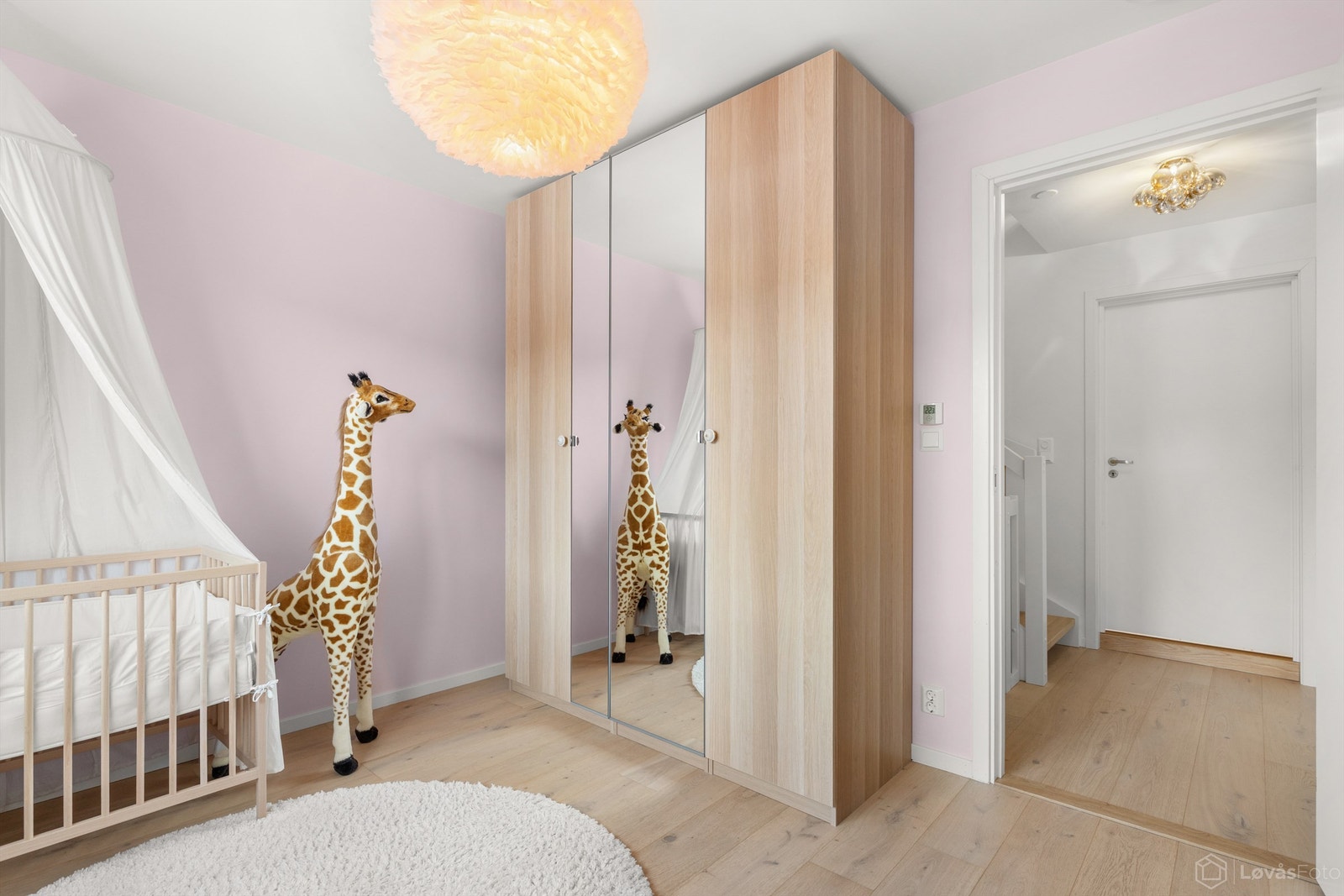 Rommene har malte flater og slette innerdører som gir et rent uttrykk. Galleribilde