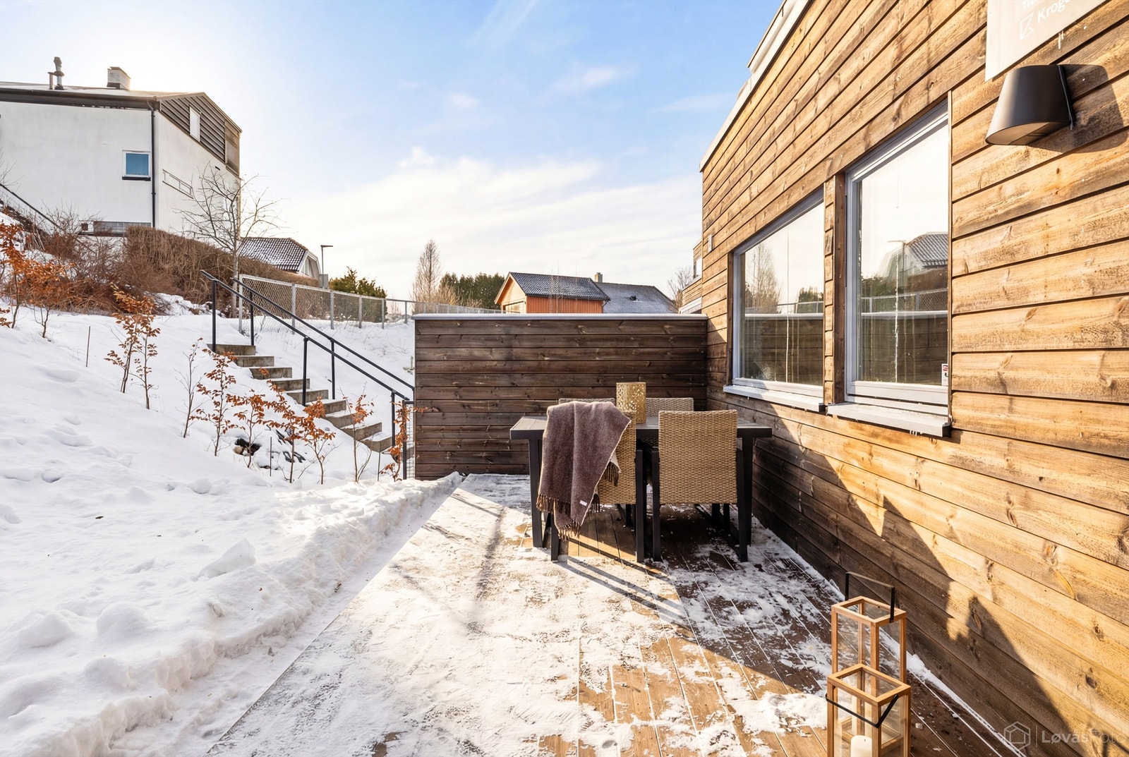 Terrassen er belagt med terrassebord og har god plass til utemøbler. Galleribilde