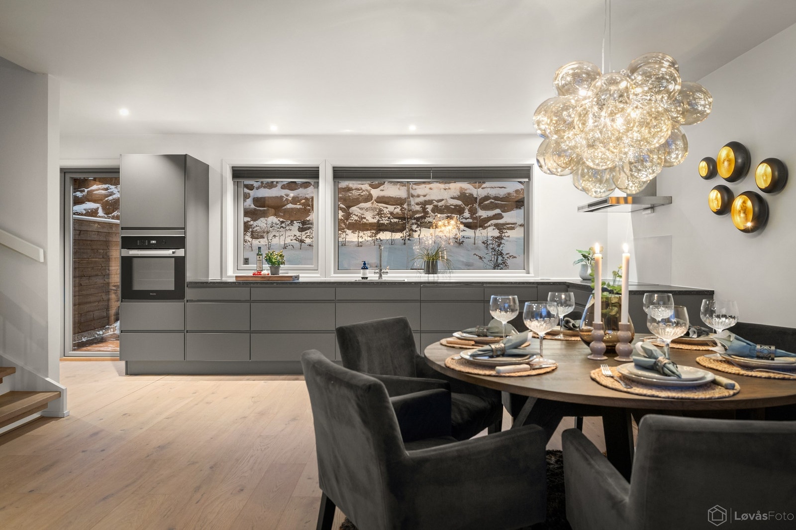 Alle hvitevarer er integrerte og medfølger, inkludert komfyr i høyskap. Galleribilde