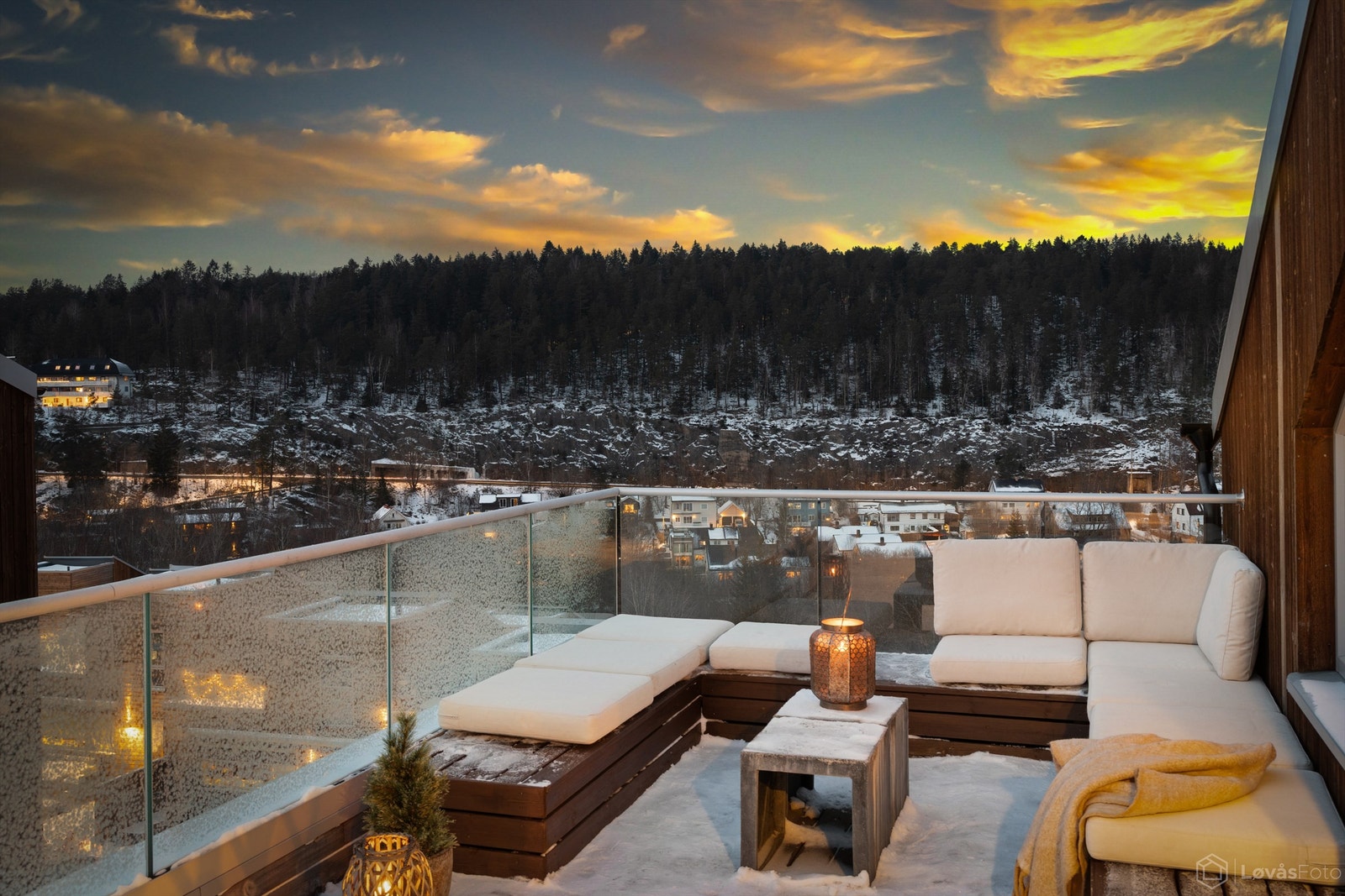 Utsikt mot skogkanten fra takterrassen. Galleribilde