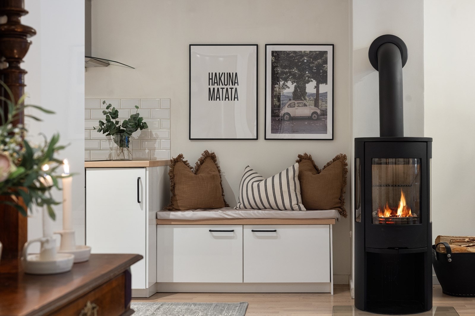 I forlengelse av kjøkkenet er det etablert en trivelig sittekrok, med lagringsmulighet. Galleribilde