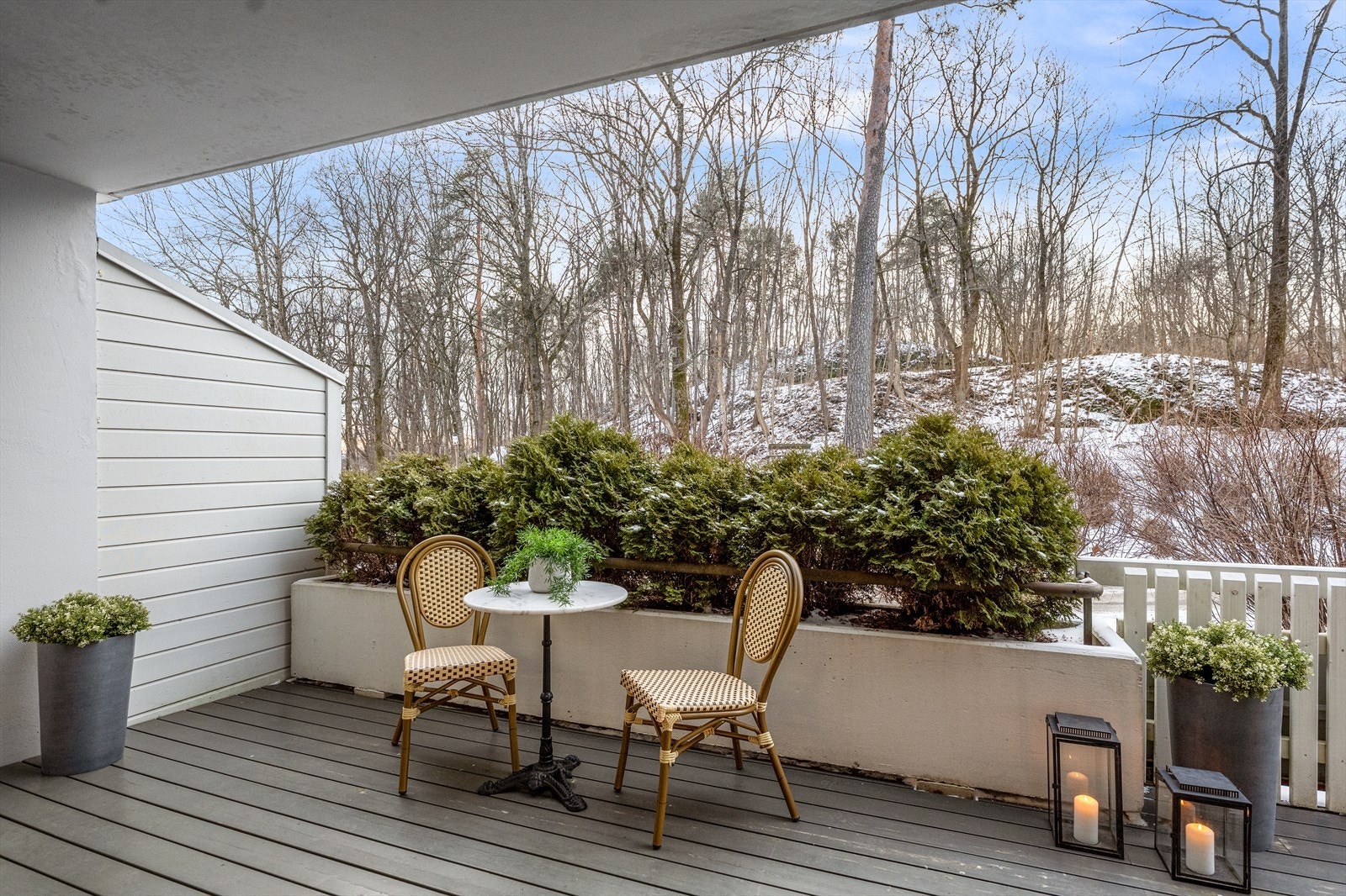 Uteplassen er omgitt av frodige planter, busker, hekk og trær som skjermer godt mot innsyn og sørger for en privat atmosfære. Galleribilde