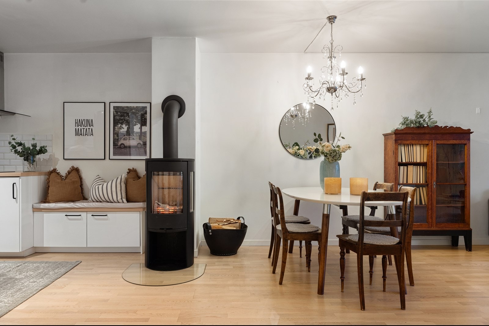 I det åpne rommet er det en peisovn som sørger for å skape en lun atmosfære. Galleribilde