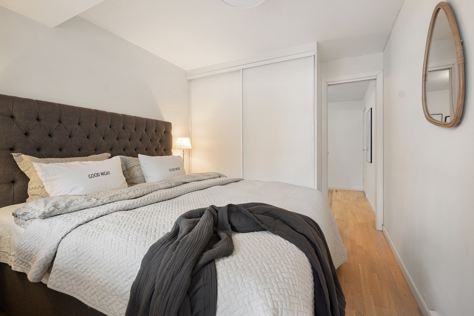 Fra soverommet er det adkomst til et tilhørende rom, som egner seg ypperlig som walk-in garderobe, hjemmekontor eller barnerom. Galleribilde