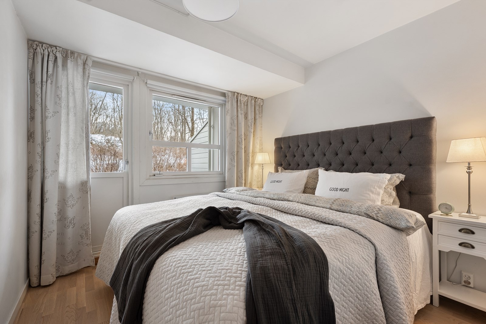 Boligens hovedsoverom er luftig med god plass til dobbeltseng og tilhørende møblement. Her er det også utgang til terrassen. Galleribilde