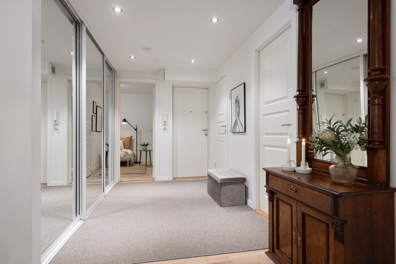 Ved adkomst møtes du av en innbydende entré som nylig er sparklet og malt. Galleribilde