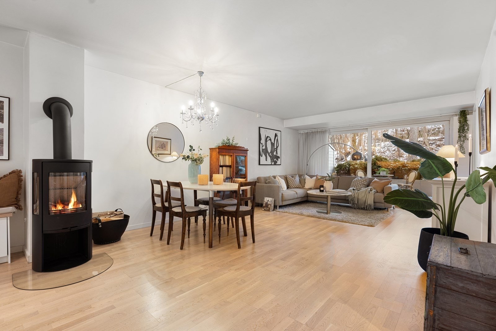 Boligens stue er stor og innholdsrik, med naturlige møblerinssoner. Galleribilde