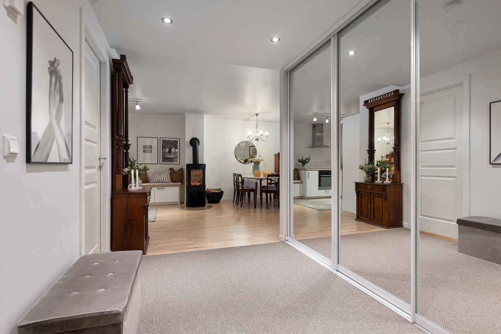 I entréen er det en speilbelagt skyvedørsgarderobe som egner seg godt til oppbevaring og som sørger for å skape en god romfølelse. Entréen gir et godt førsteinntrykk av boligen og egner seg ypperlig til å ta imot middagsgjester. Galleribilde