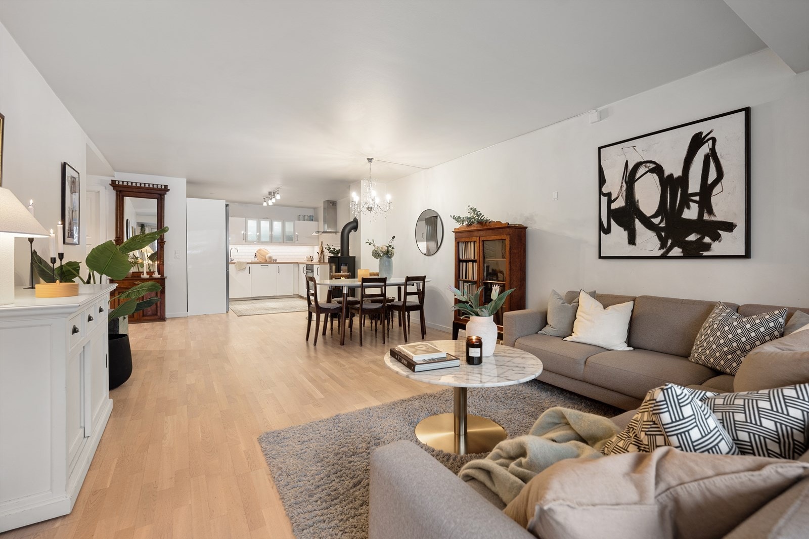 Sosial løsning med åpen stue/kjøkkenløsning. Galleribilde