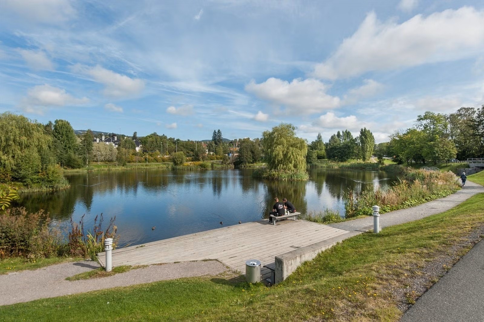 Leiligheten ligger tett på turområder, f.eks rundt Smestaddammen. Galleribilde
