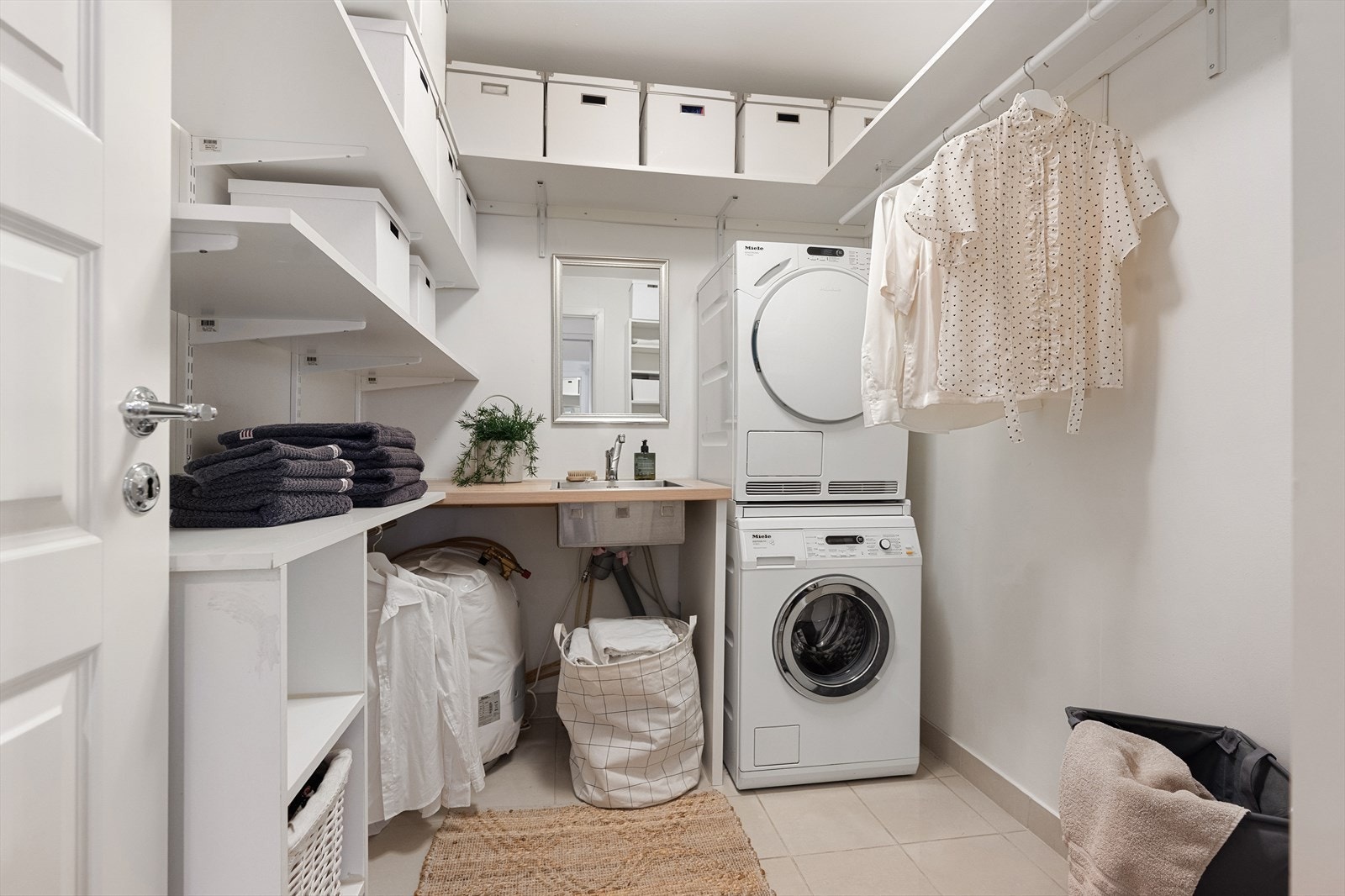 Boligen byr på et fullverdig vaskerom som egner seg ypperlig i hverdagen. Vaskerommet ble pusset opp i 2013 og har fliser på gulvet. Rommet har nedfelt skyllekum i rustfritt står og opplegg for vaskemaskin. Galleribilde