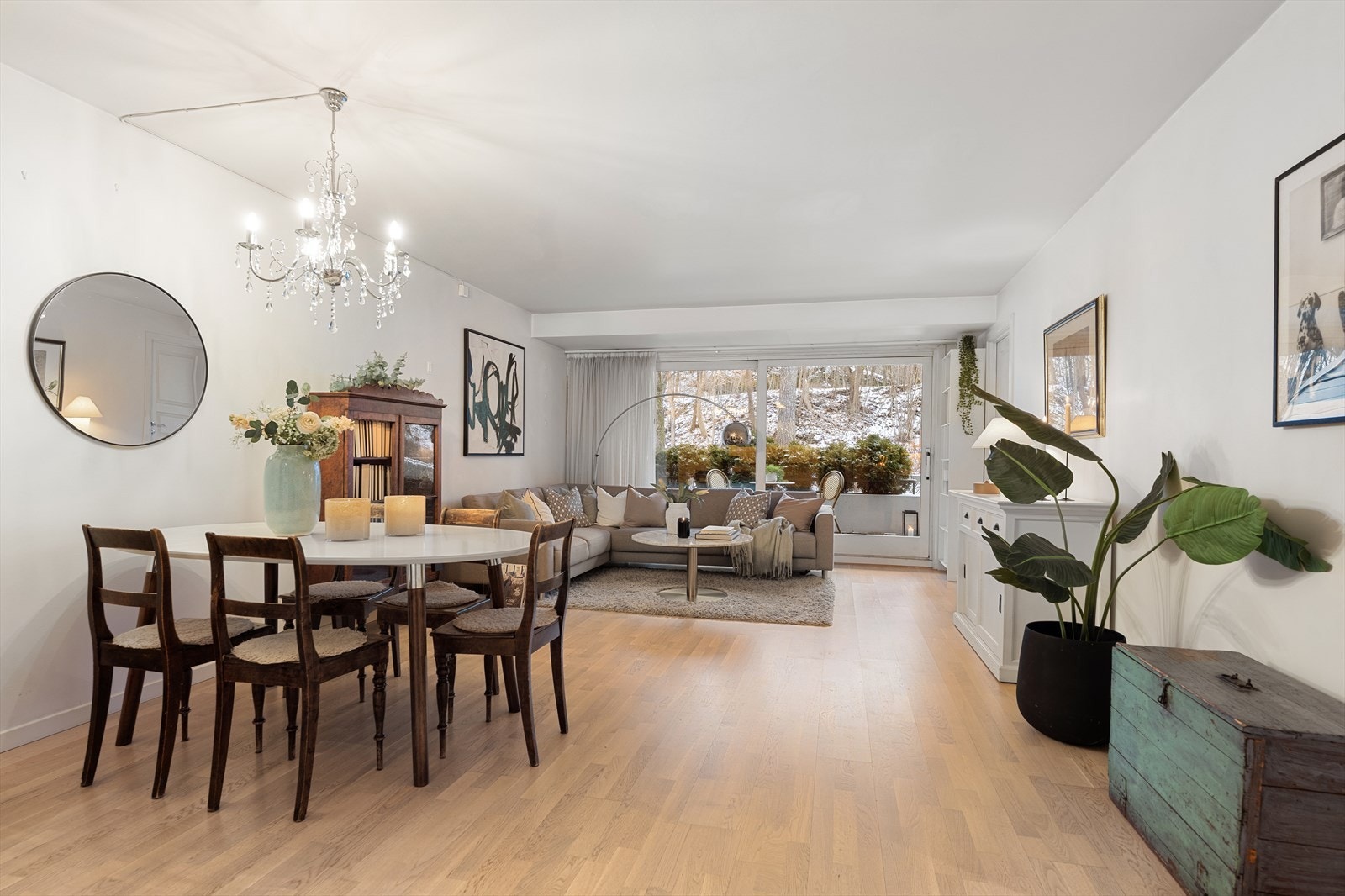 I stuen er det plass til en trivelig spisegruppe, hvor venner og familie kan samles for et hjemmelaget måltid. Galleribilde