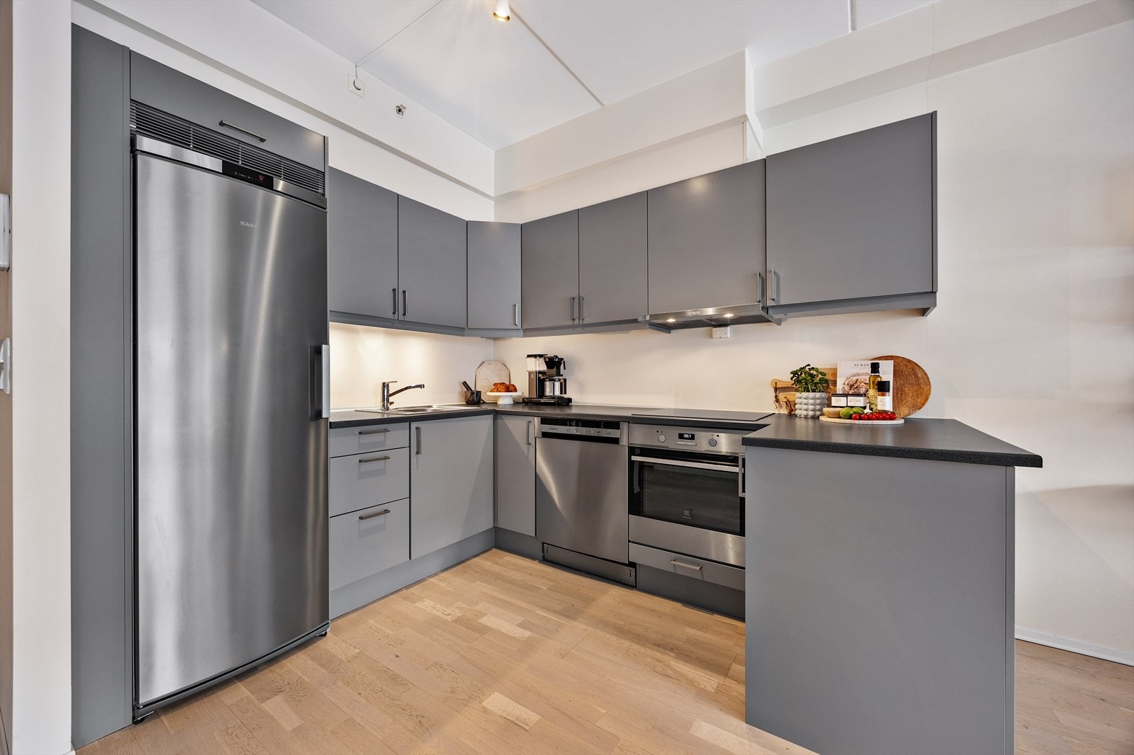 Kjøkkenet er fra byggeåret 2017 og har en praktisk og arealeffektiv utforming Galleribilde