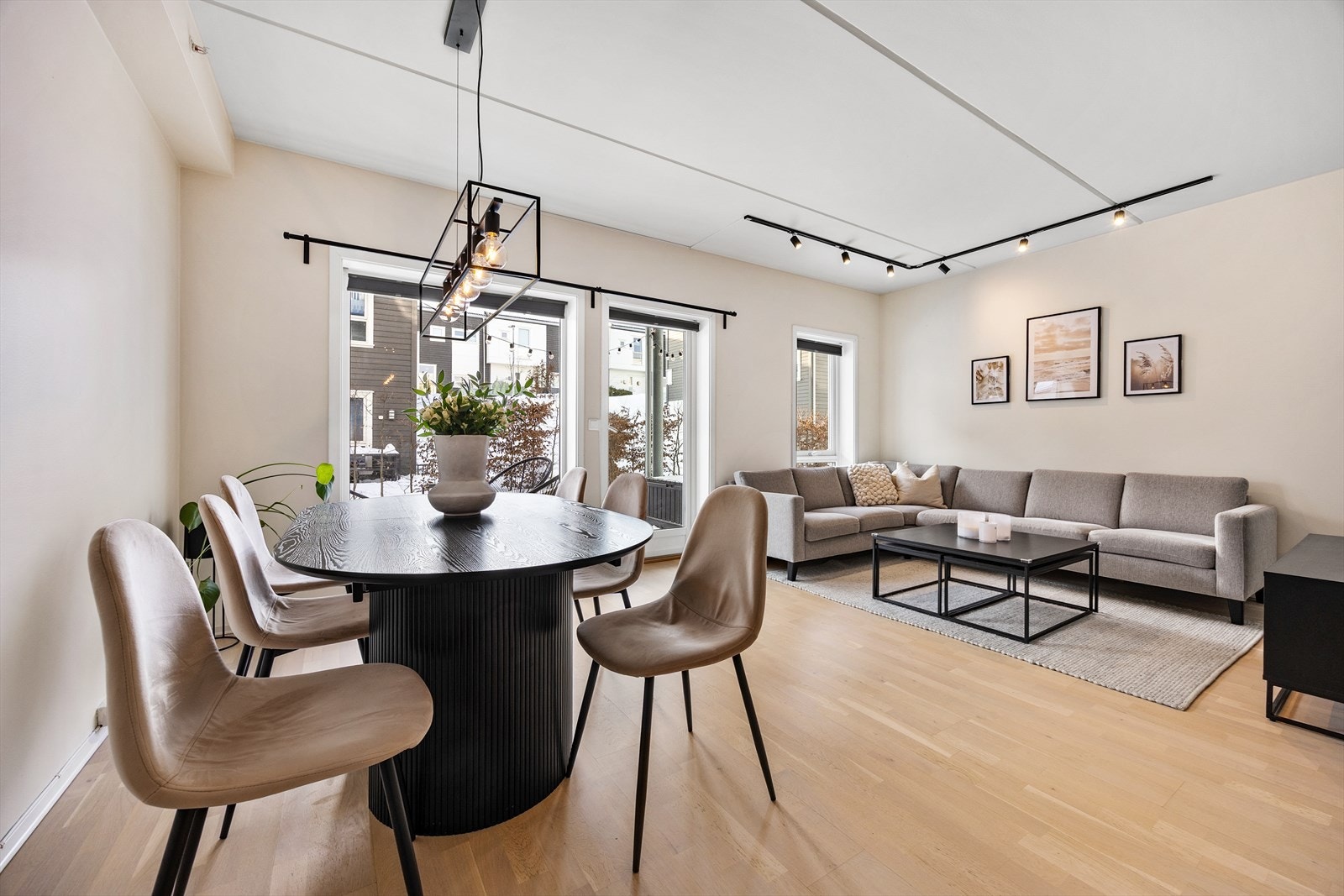 Den åpne løsningen gir fleksible møbleringsmuligheter for både spise- og sofagruppe Galleribilde