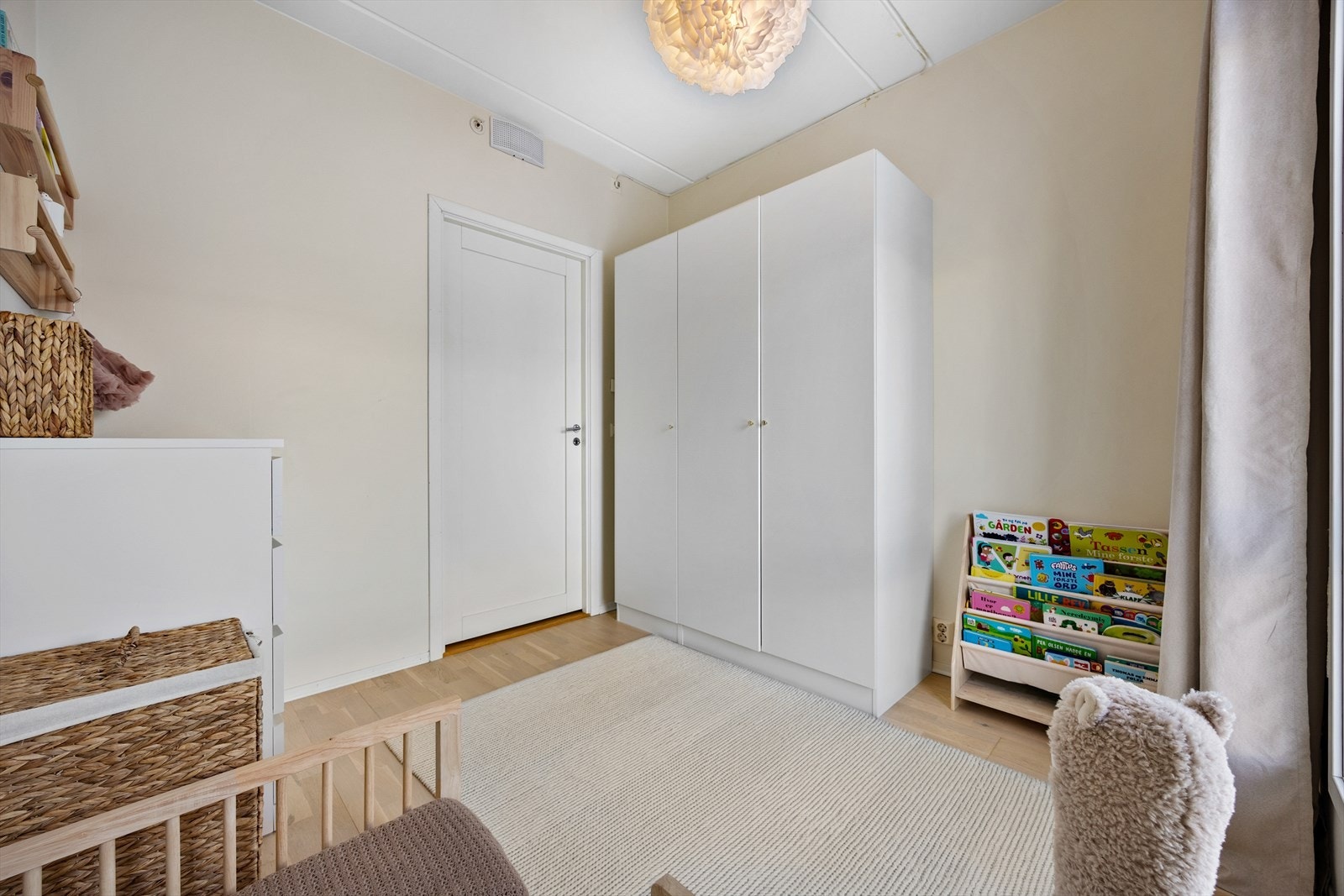 Rommet har plass til dobbeltseng og garderobeløsning Galleribilde