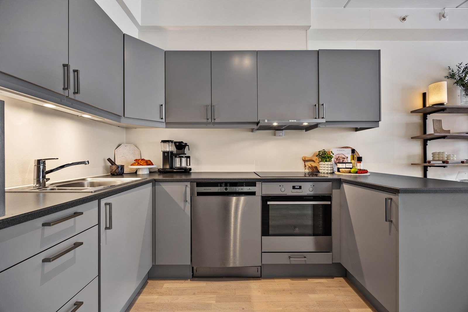 Innredningen består av integrert platetopp og stekeovn, samt opplegg for oppvaskmaskin Galleribilde