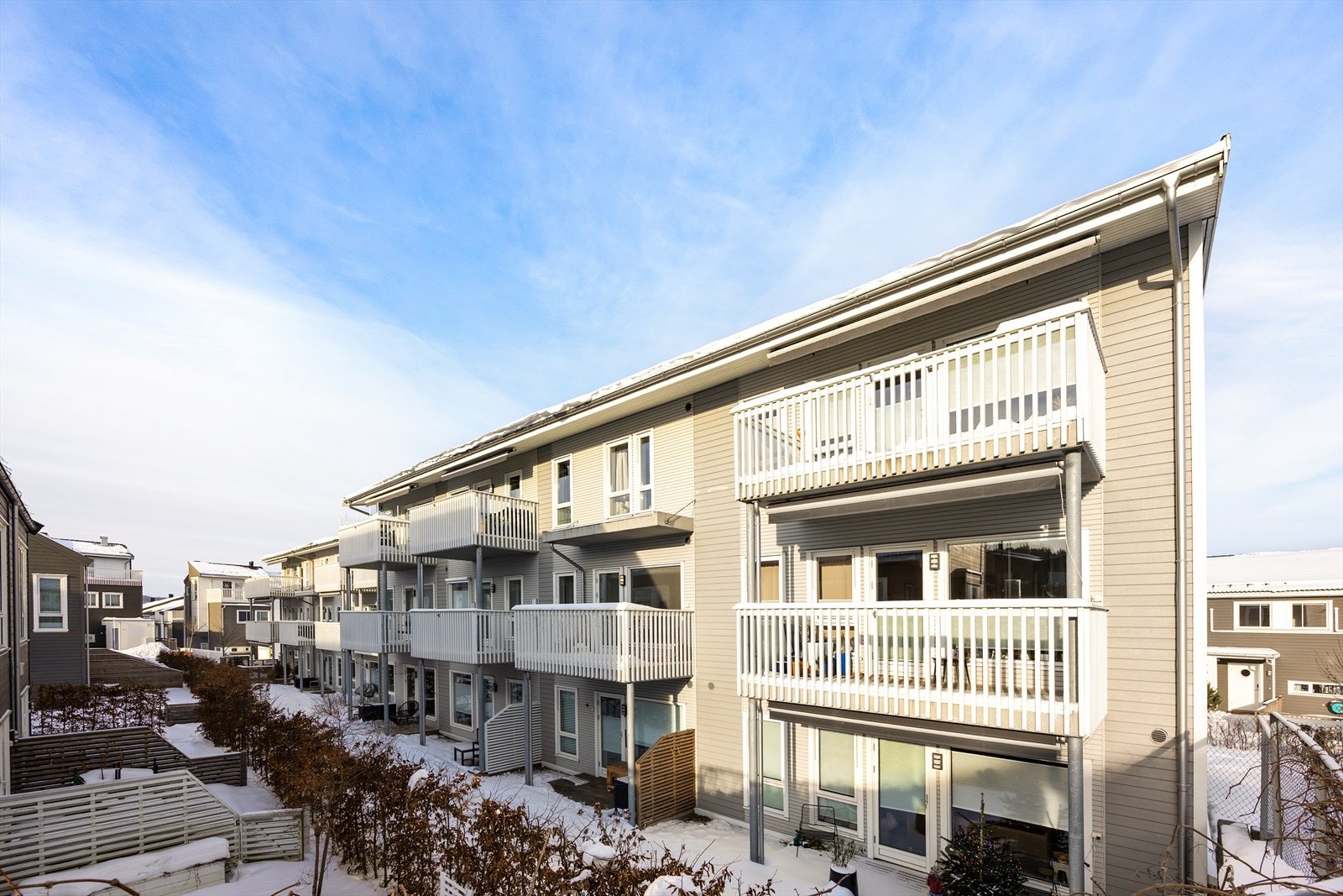 Bygget er fra 2017 og har yttervegger i bindingsverk kledd med malt panel Galleribilde