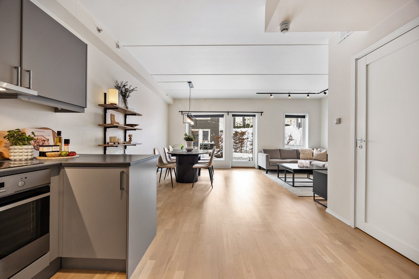 Moderne kjøkkeninnredning fra Sigdal med glatte fronter og god skapplass Galleribilde