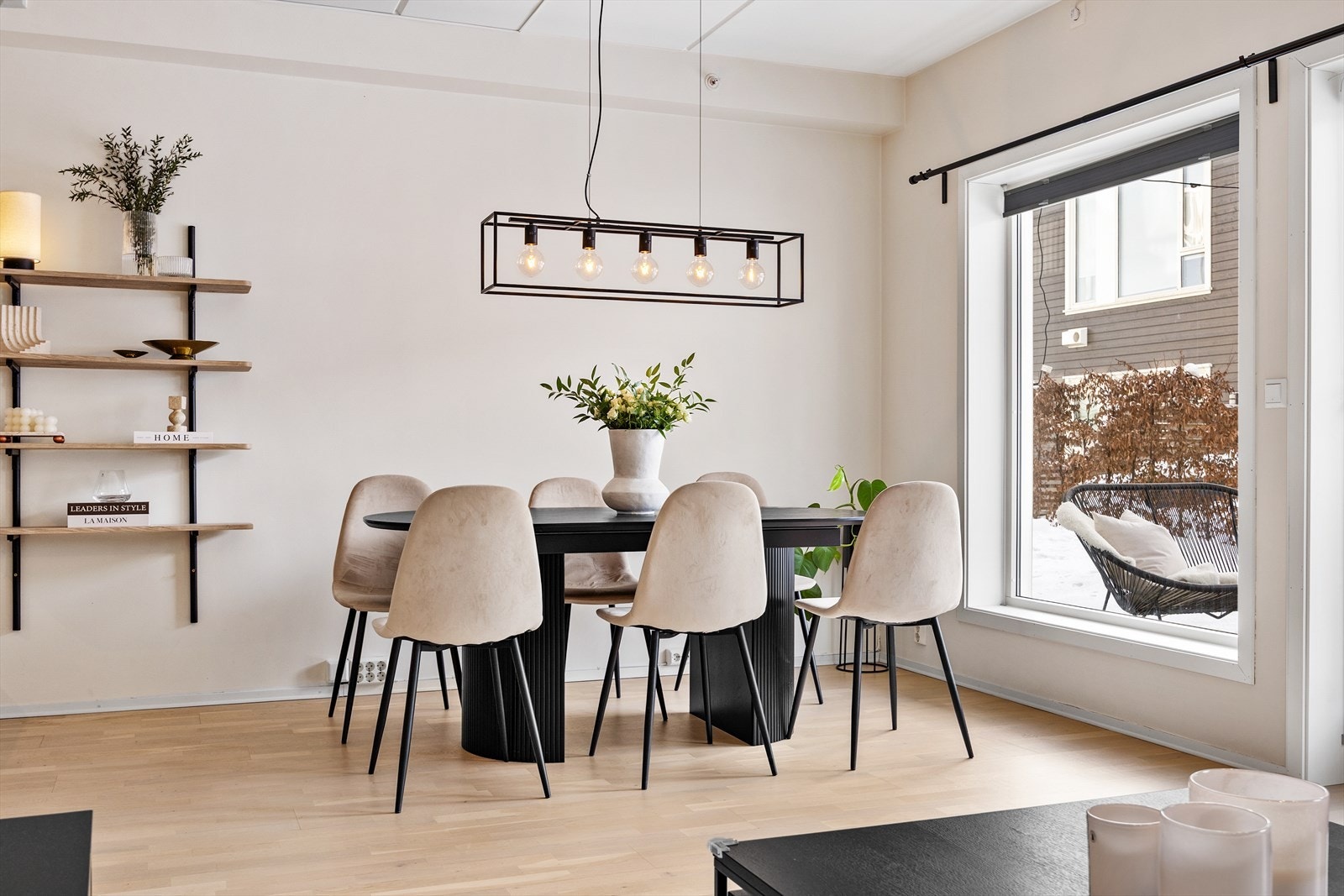 Vegger og himling har sparklet og malte overflater som gir et rent uttrykk Galleribilde