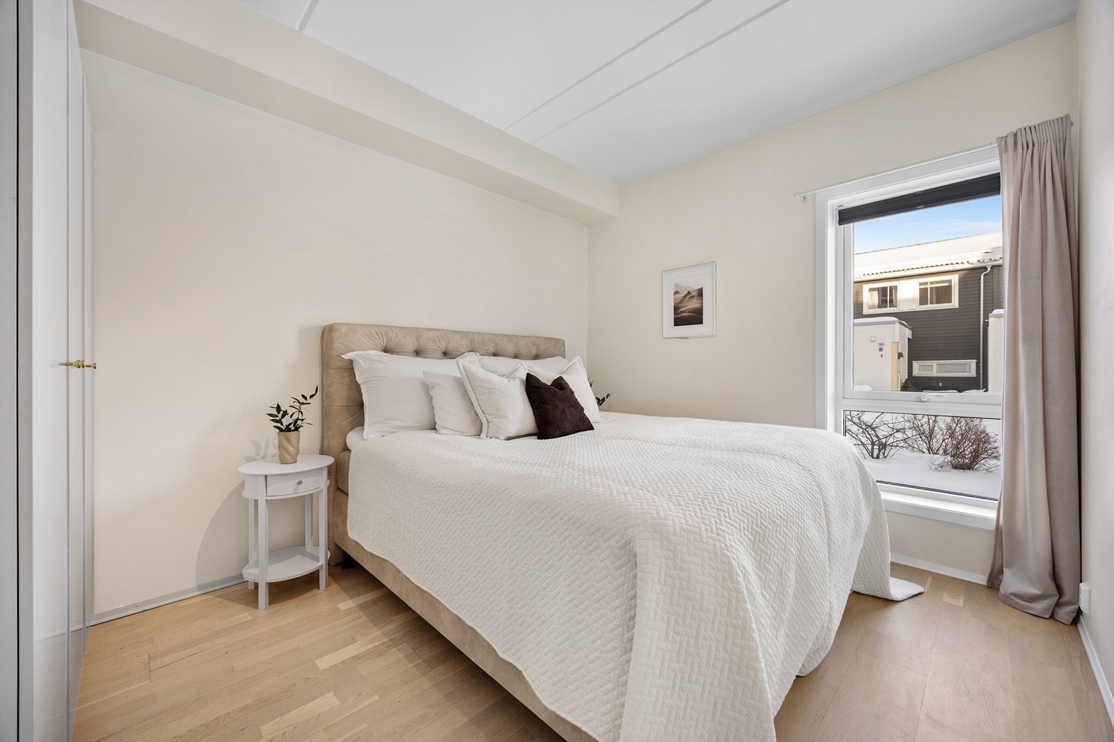 Leiligheten har to soverom. Hovedsoverommet har god plass til dobbeltseng Galleribilde