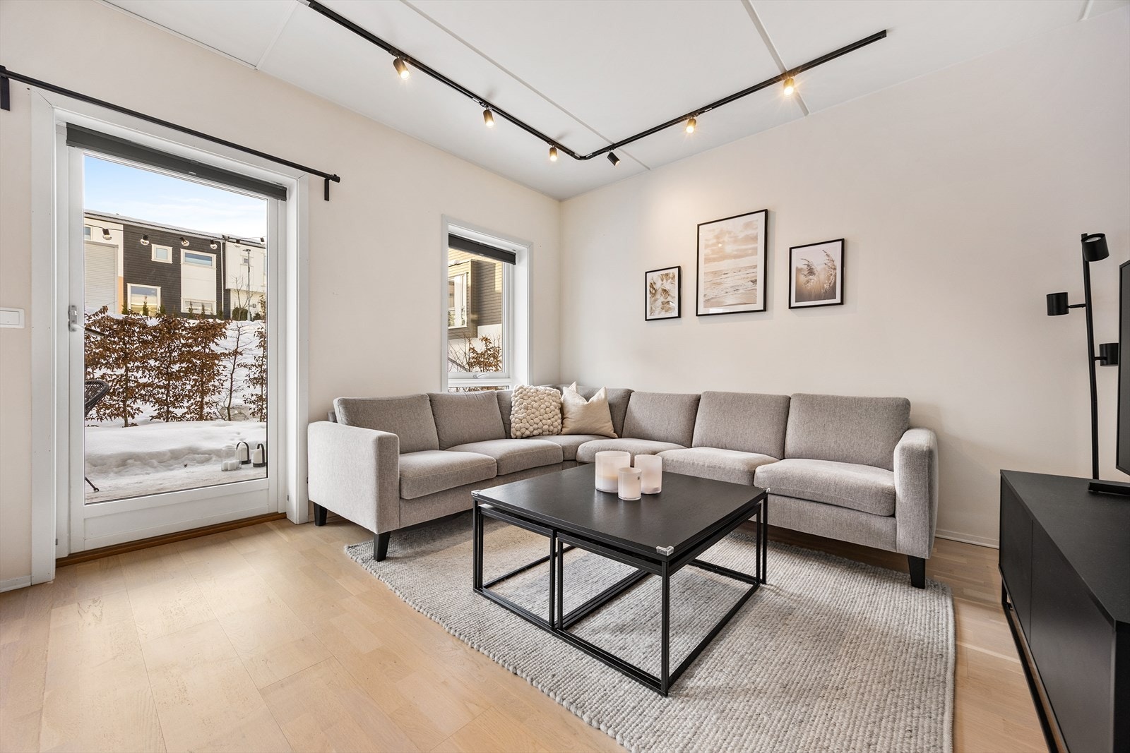 I rommet er det store vindusflater som slipper rikelig med lys inn Galleribilde