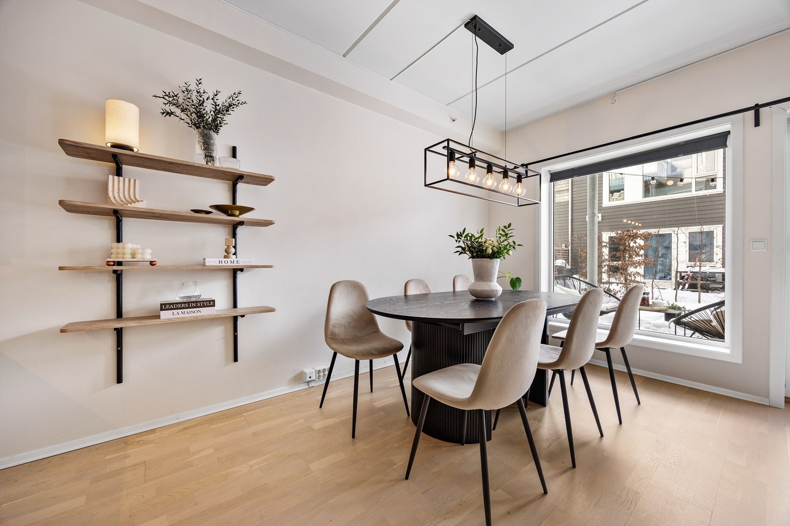 Spiseplassen er en naturlig del av allrommet, perfekt for sosiale sammenkomster Galleribilde