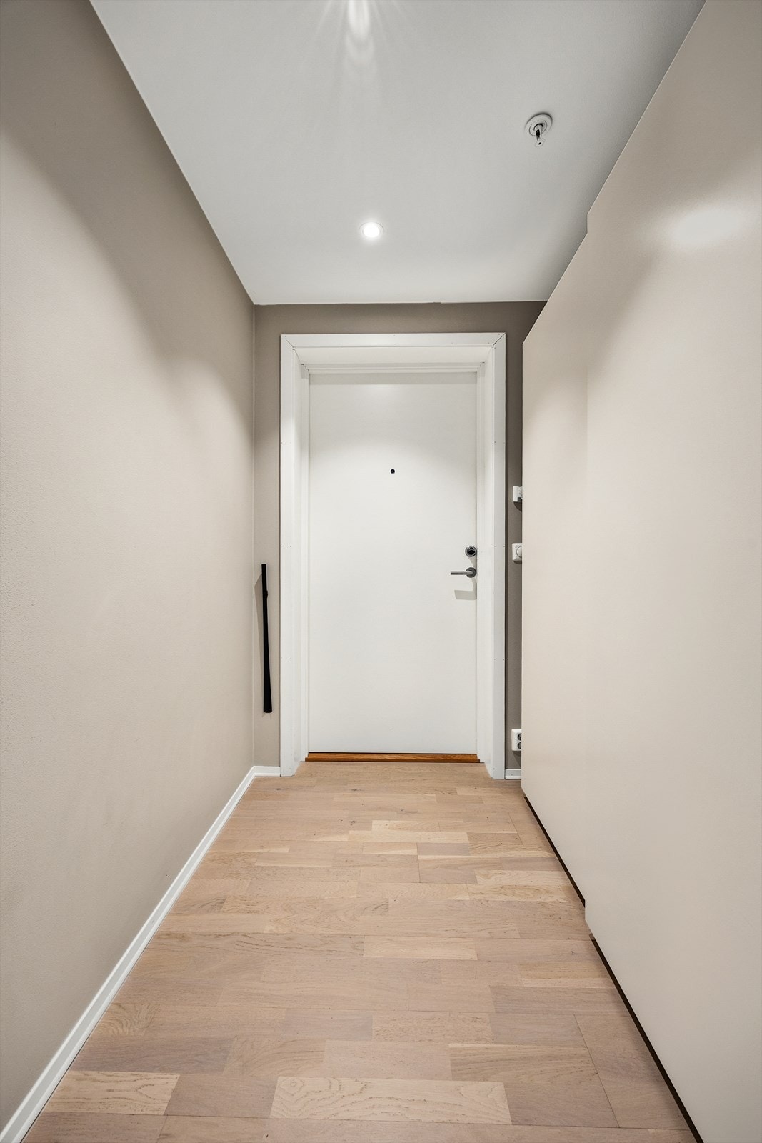 Leiligheten har en brann- og lydklassifisert entrédør for trygghet og komfort Galleribilde