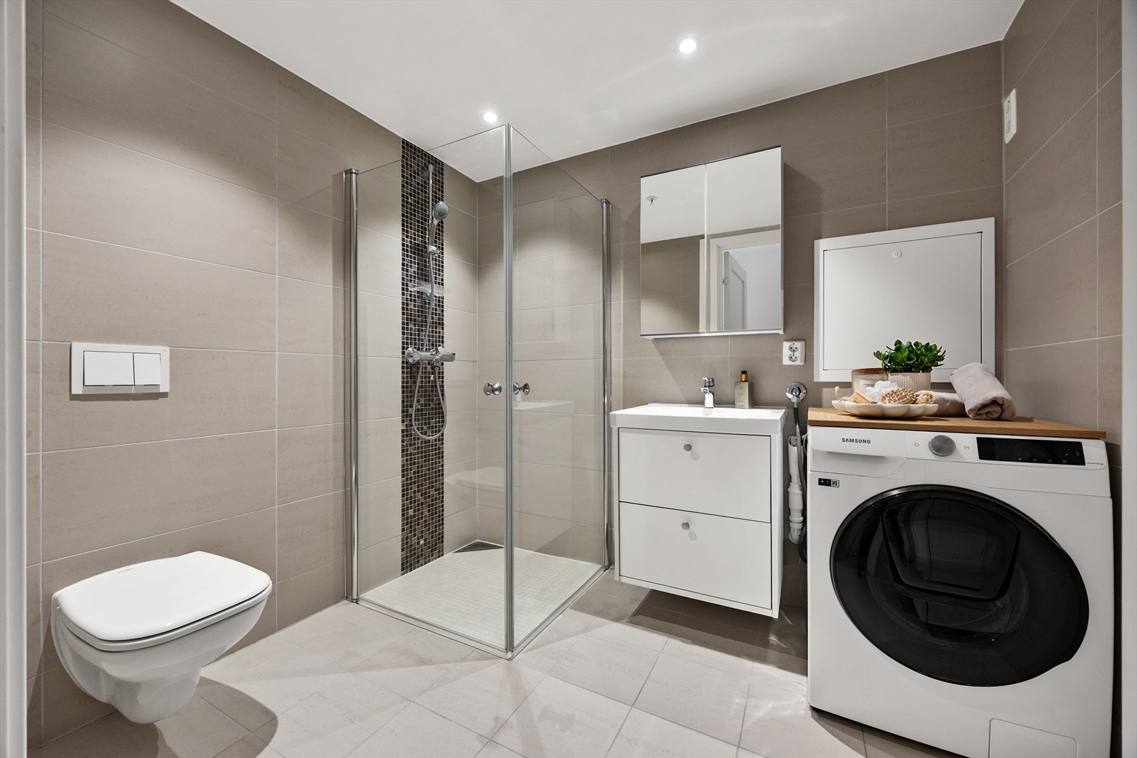 Stilrent og flislagt bad fra 2017 med vegghengt toalett og dusjhjørne Galleribilde