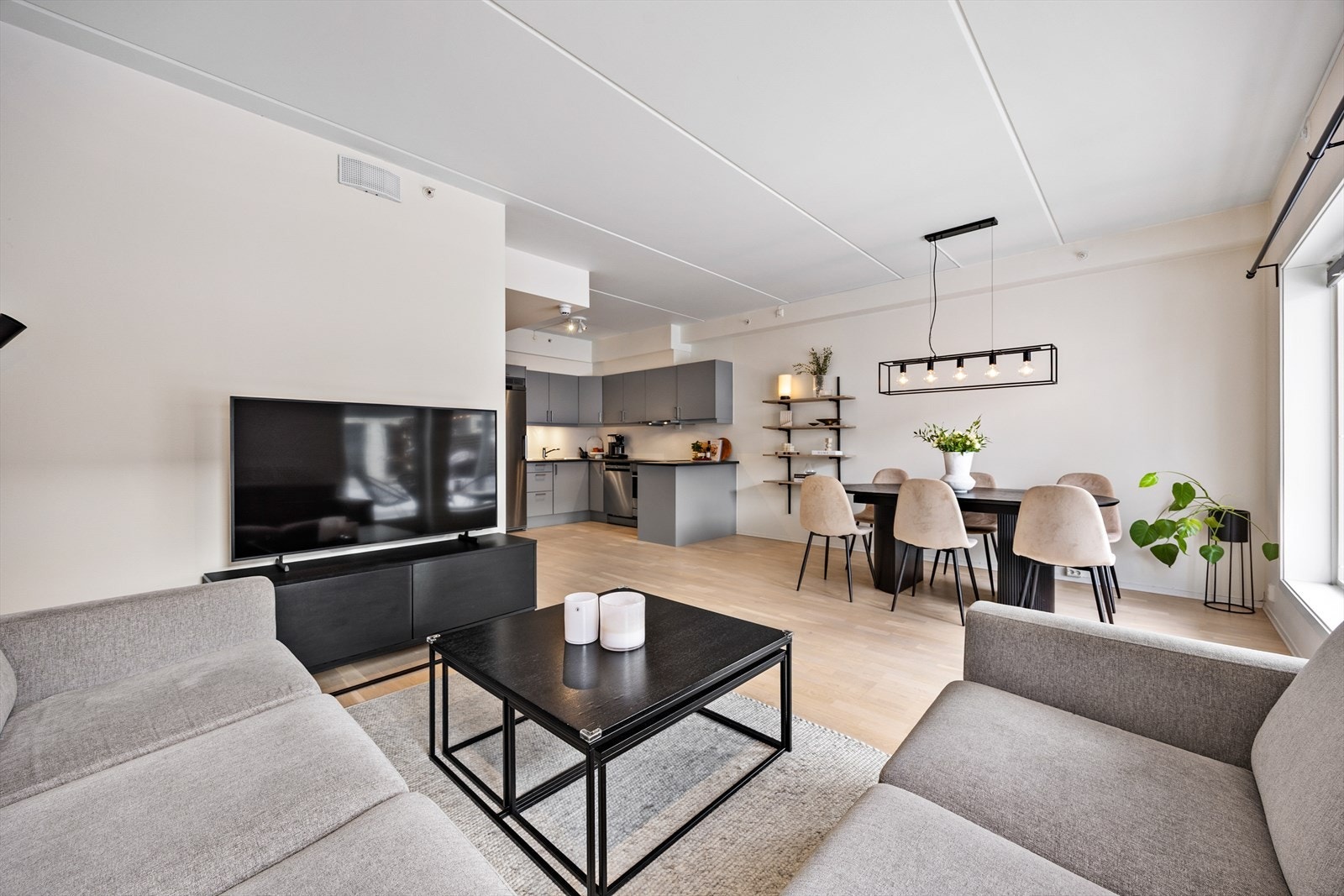 Stuen har god plass til sofagruppe og tv-møblement Galleribilde