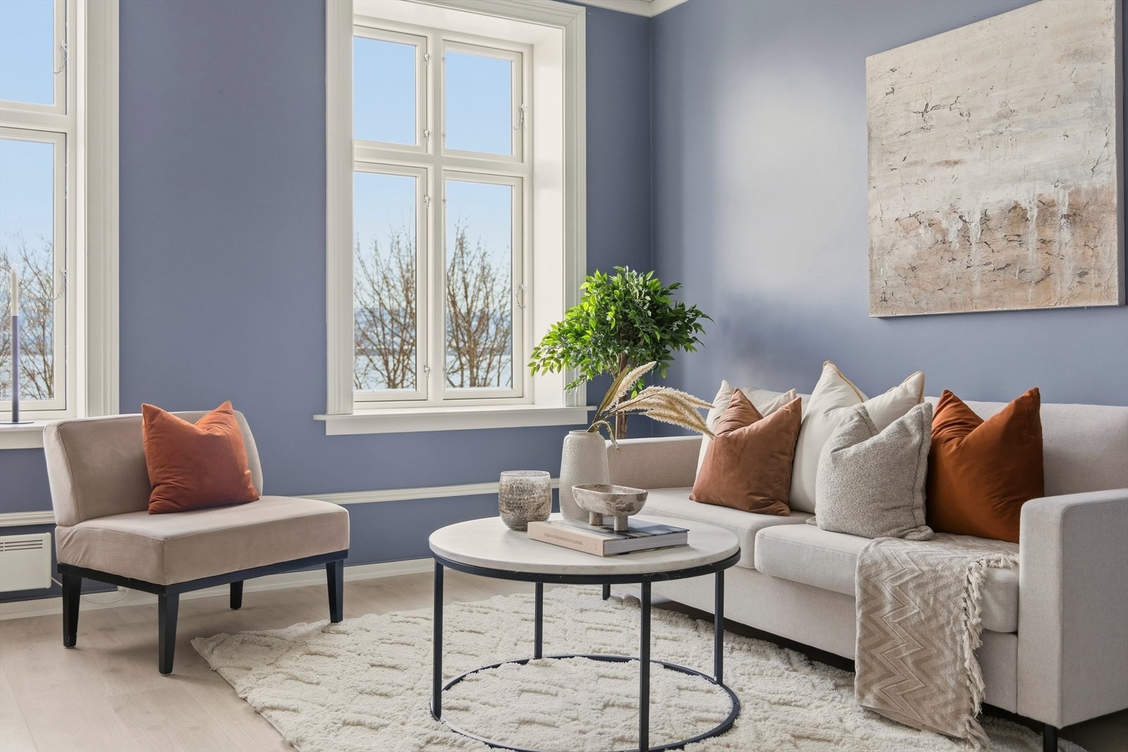 De store vindusflatene bidrar til godt med naturlig lys i oppholdsrommet Galleribilde