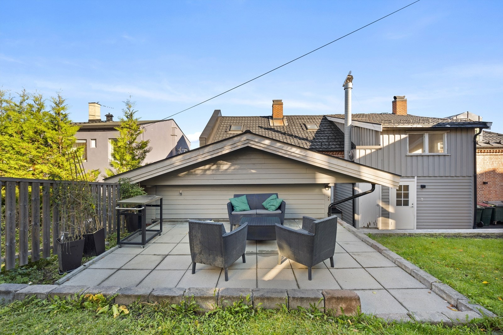 Fin platting med grillplass og utemøblement til felles bruk for sameiet Galleribilde