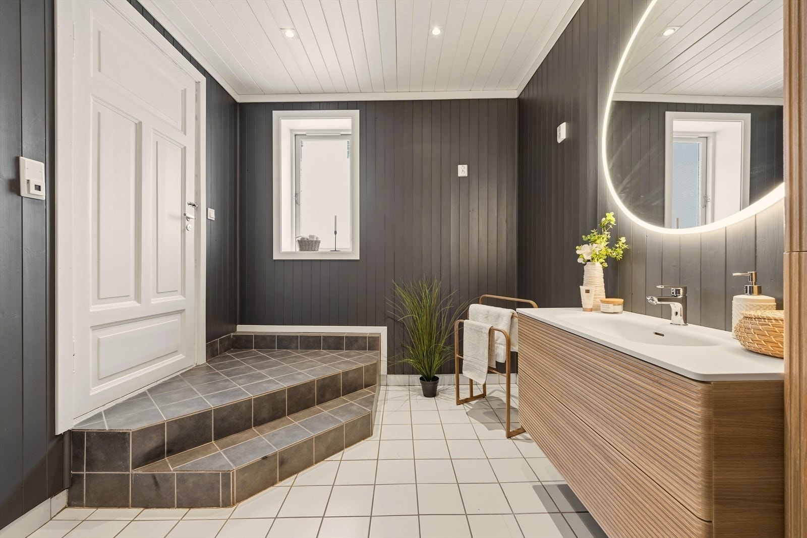 Romslig bad med flislagt gulv og varmekabler Galleribilde