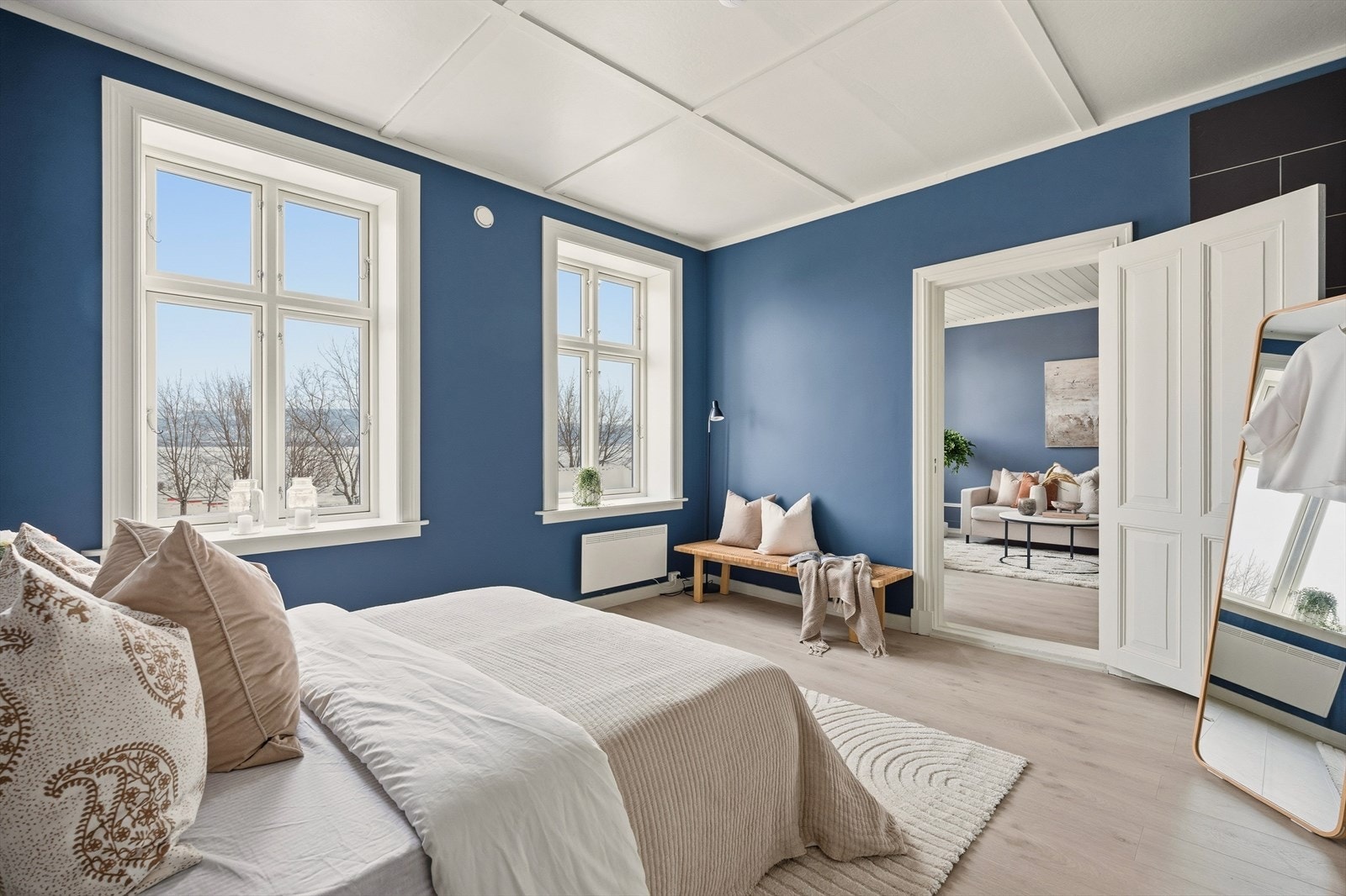 Hovedsoverommet gir god plass for dobbeltseng med tilhørende nattbord Galleribilde