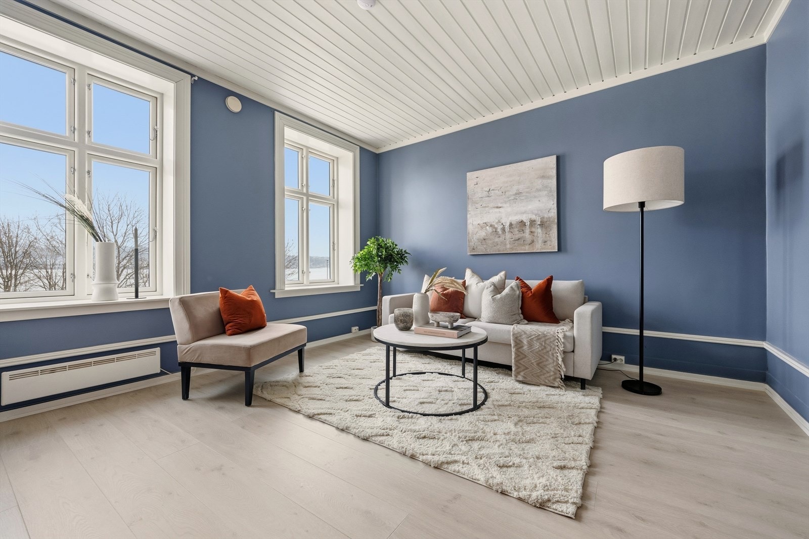 Stuen har god plass for sofagruppe og tilhørende tv-møblement Galleribilde