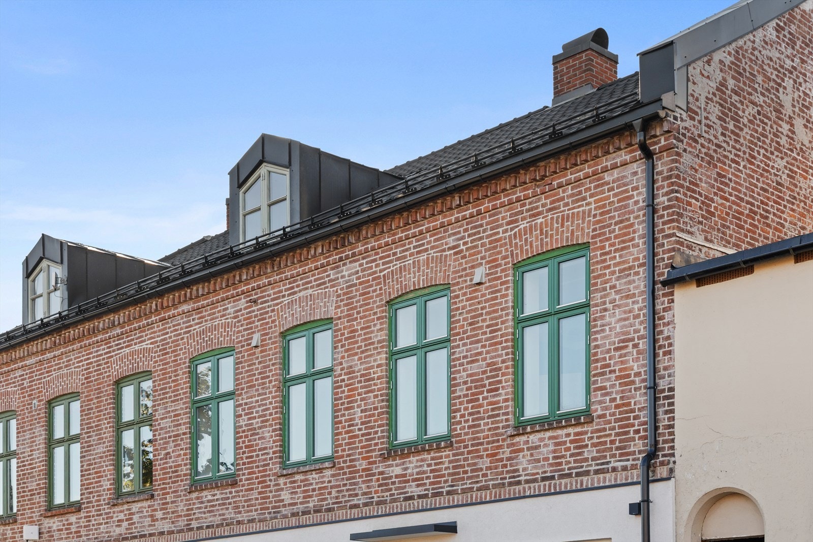 Leiligheten ligger i et sjarmerende bygg fra 1890 som er renovert og oppgradert i senere år Galleribilde