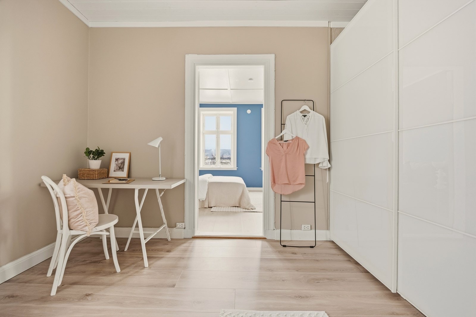 God plass til seng, kontor og garderobeskap Galleribilde