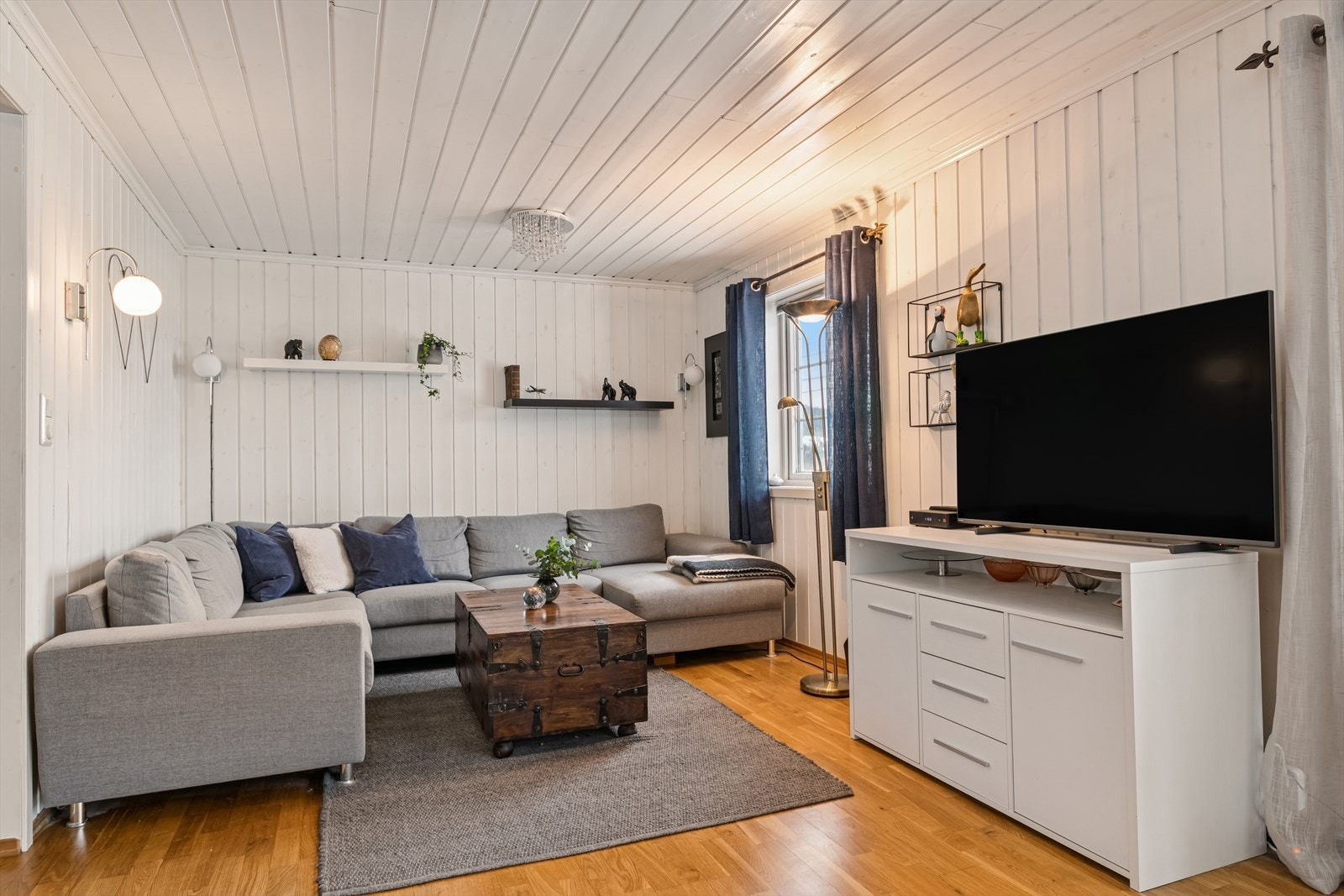 Koselig TV-stue med god plass til sofakrok og ønsket TV-møblement. Galleribilde