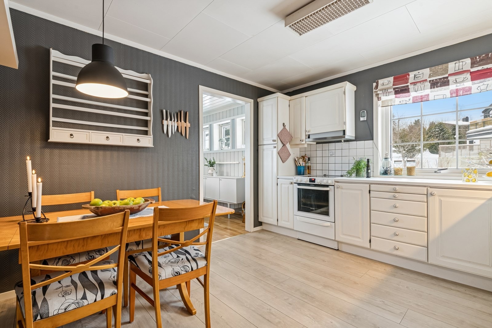 Det er også plass til en spisegruppe på kjøkkenet. Galleribilde