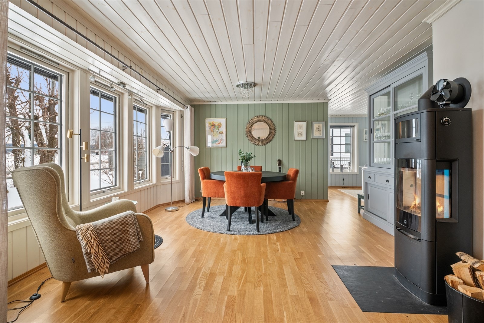 Det er peis i stuen som sørger for mye varme på kalde vinterdager! Galleribilde