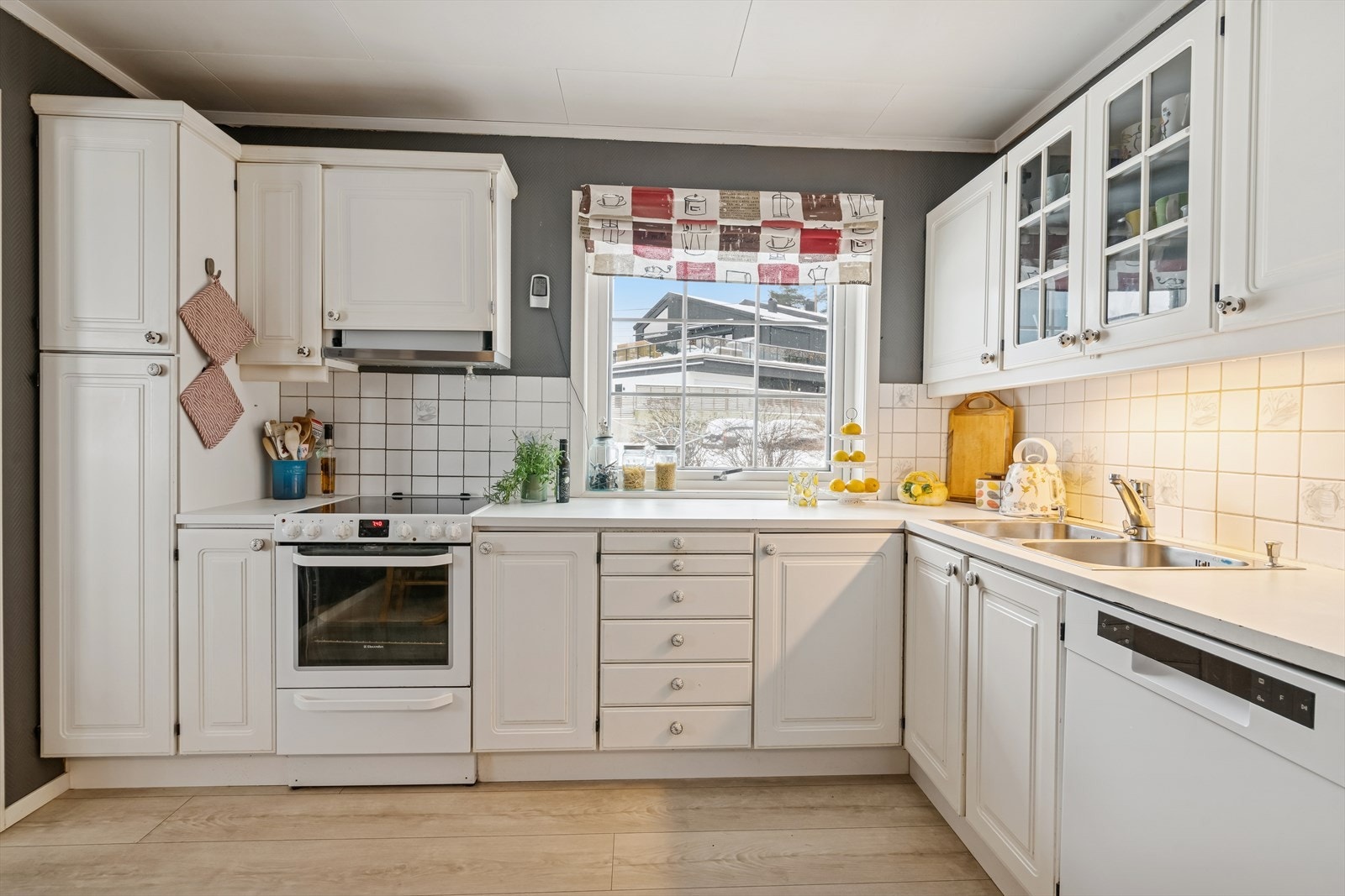 Lys kjøkkeninnredning med profilerte fronter. Galleribilde