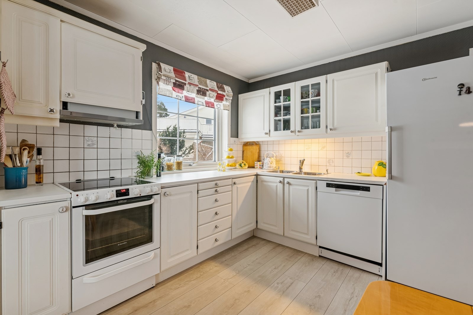 Rikelig med skap- og benkeplass. Galleribilde