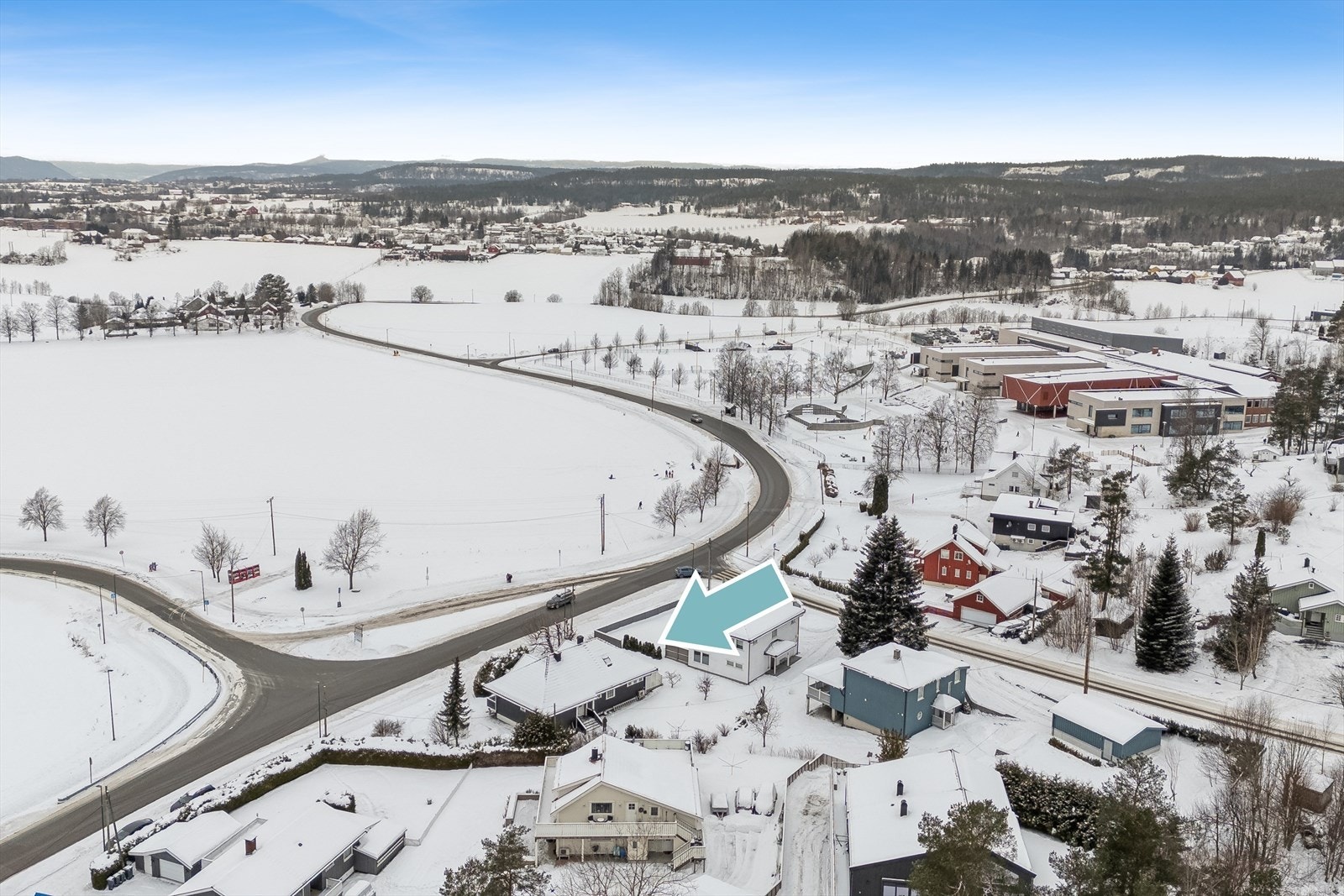 Røyken sentrum ligger kun få minutter unna og byr på kjøpesenter, dagligvare, restaurant og øvrige servicetilbud. Galleribilde
